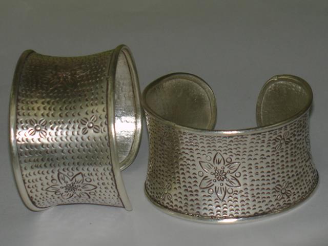 Thai Karen Hill Tribe Silver Bangle Hammered & Flower Printed Bangle BG028 
